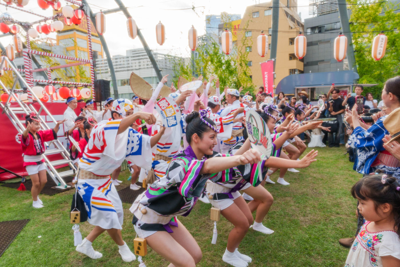 やぐらを囲んでの演舞・盆踊り