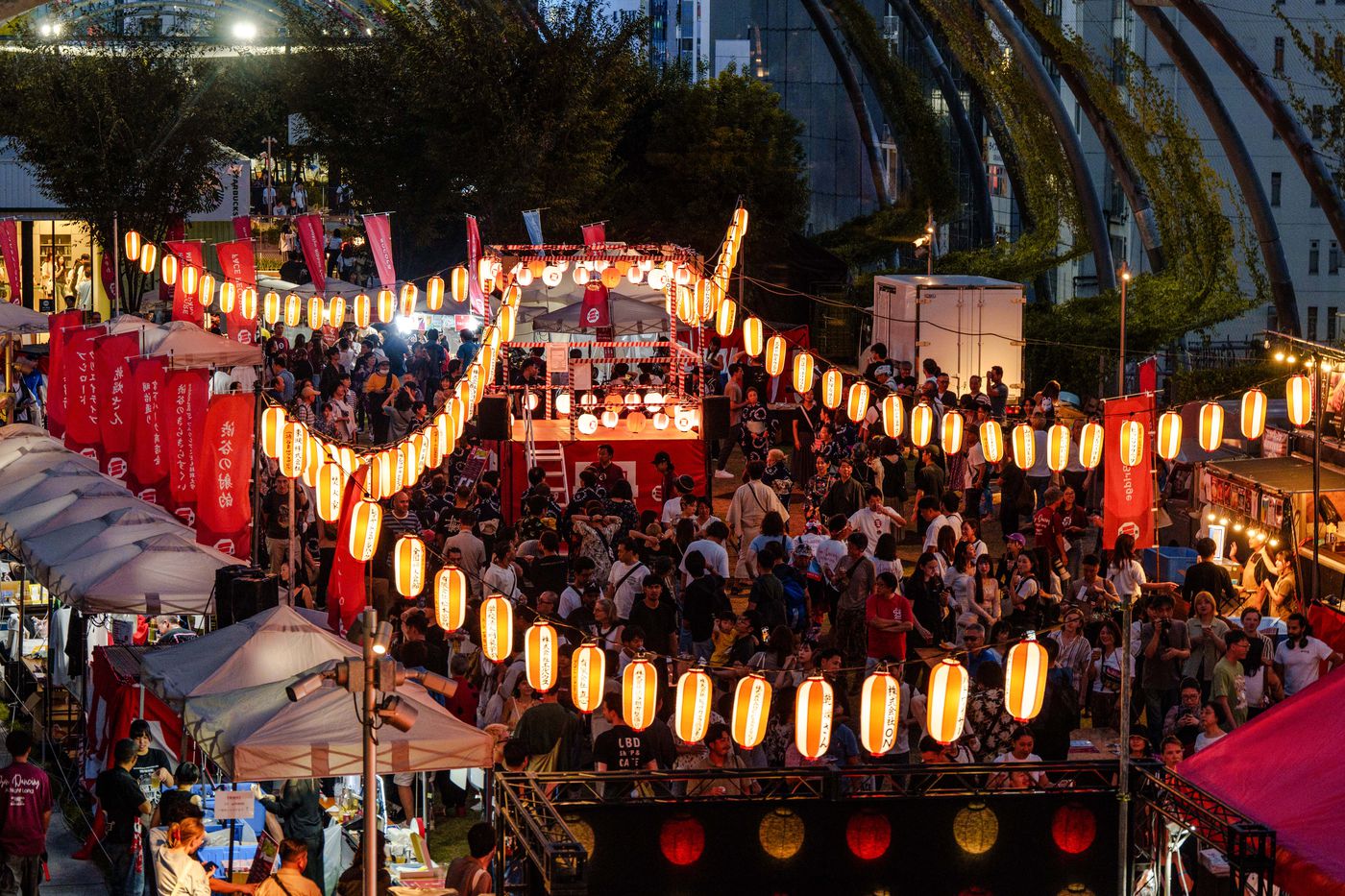提灯が灯る夜の会場全景