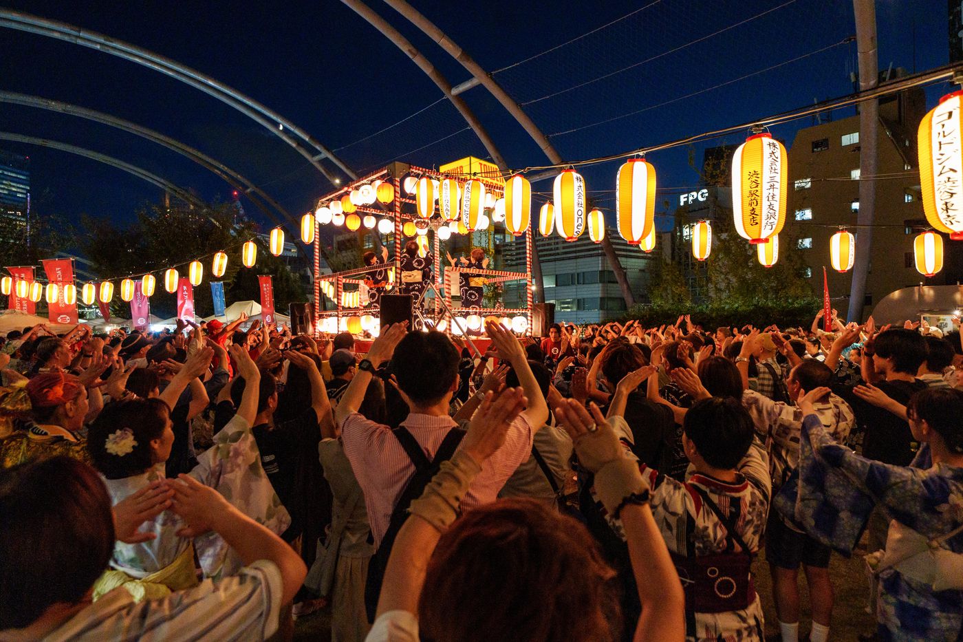 浴衣で集う来場者